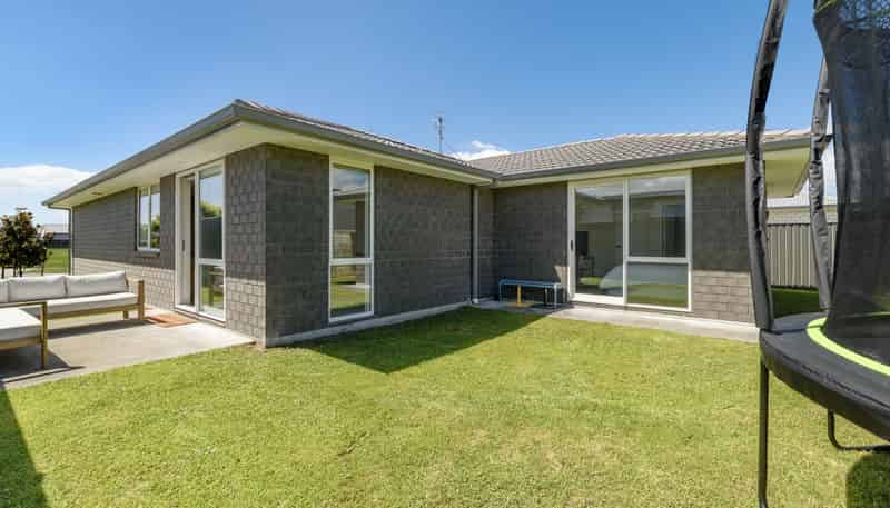 22 Tabraham Crescent, Pyes Pa