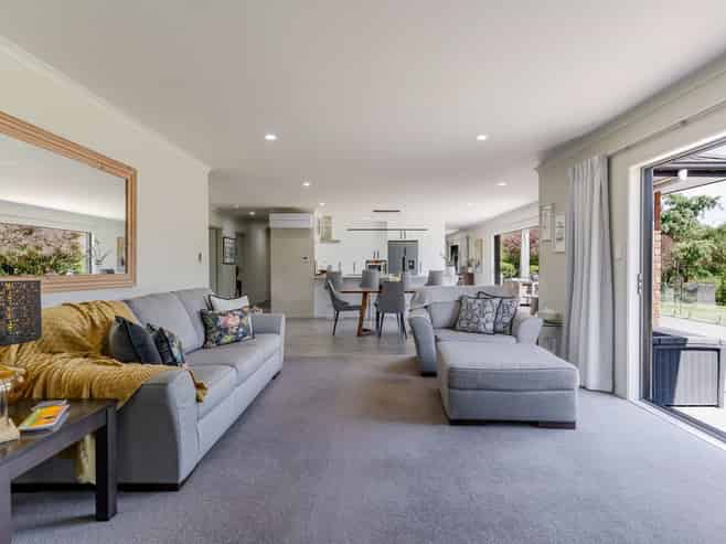 17 Cemetery Road, Sanson