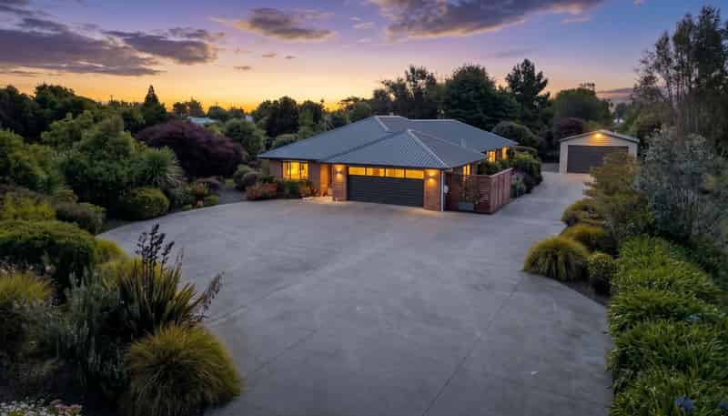 17 Cemetery Road, Sanson