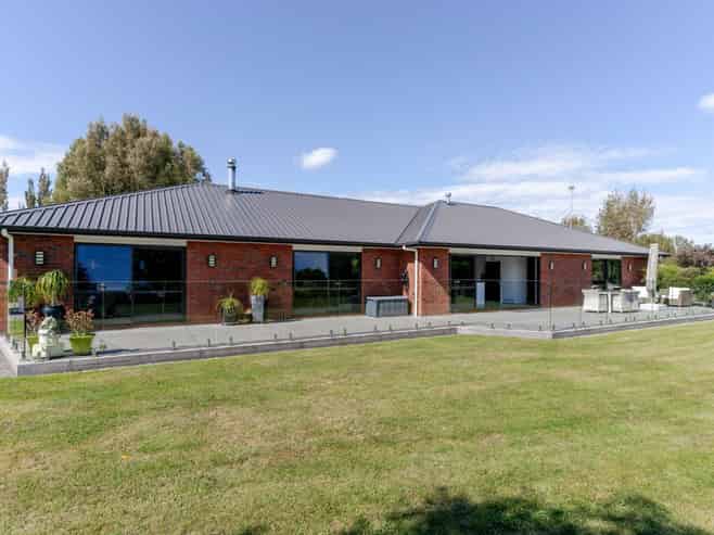 17 Cemetery Road, Sanson