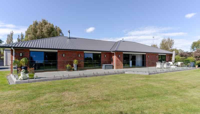 17 Cemetery Road, Sanson