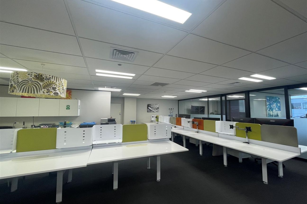 Modern Workplace with Ocean Views - Aanzicht 4