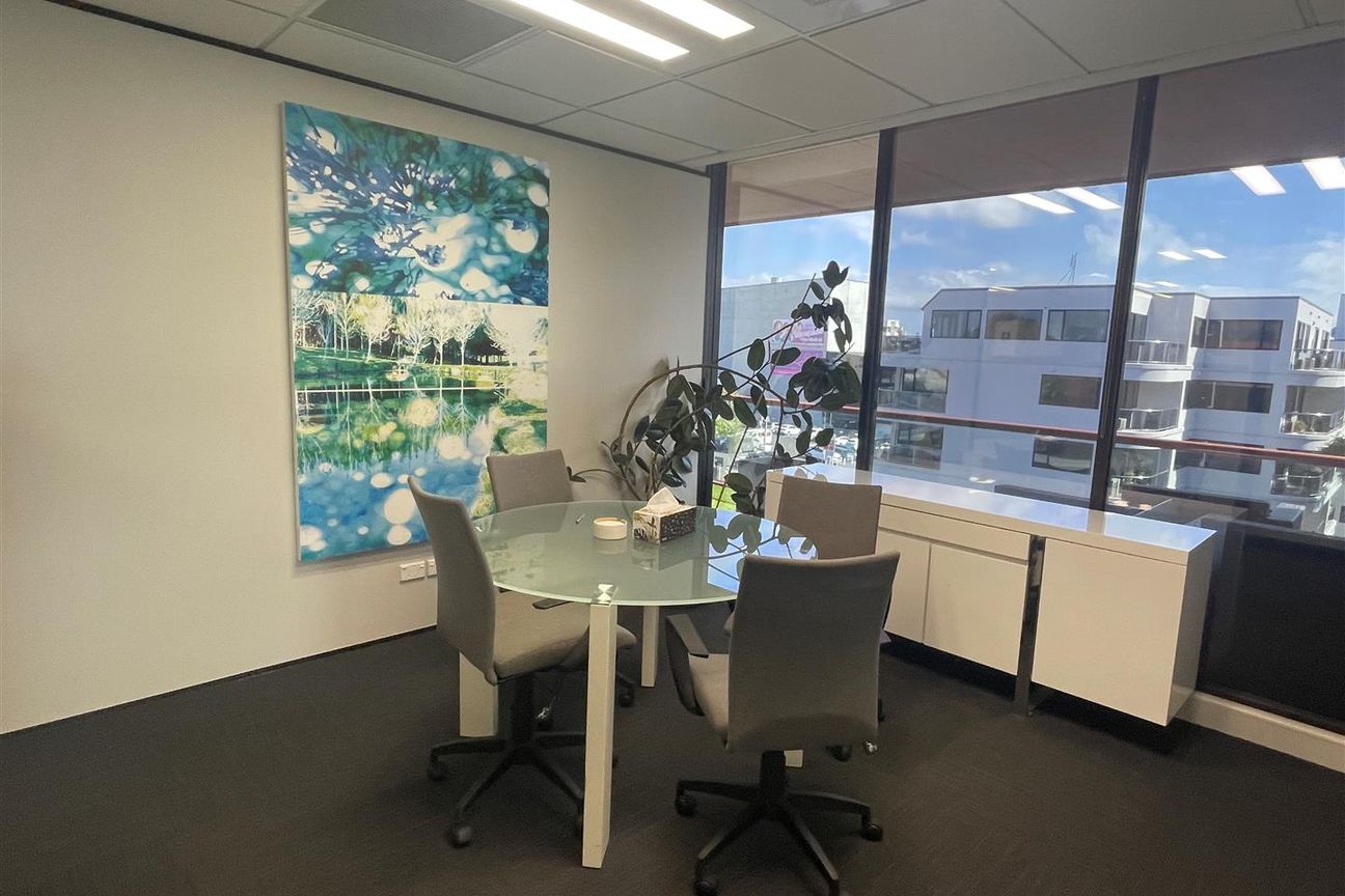 Modern Workplace with Ocean Views - Meer