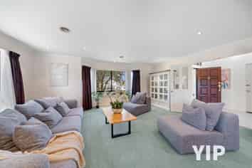 6 Derry Hill, Churton Park