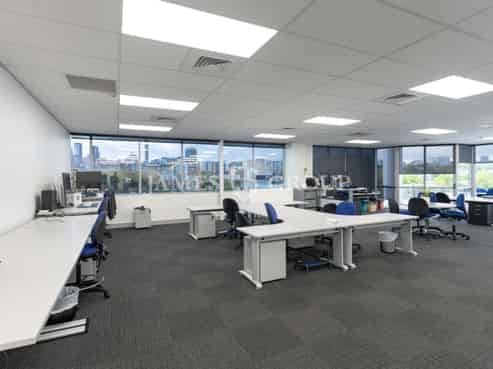 LIGHT-FILLED 511M² OFFICE JUST OFF COLLEGE HILL