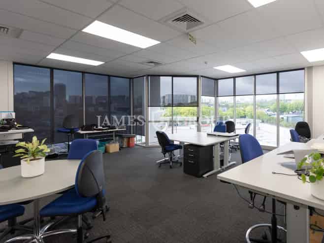 LIGHT-FILLED 511M² OFFICE JUST OFF COLLEGE HILL