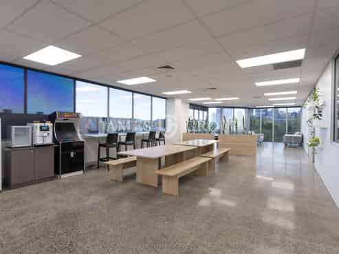 LIGHT-FILLED 511M² OFFICE JUST OFF COLLEGE HILL