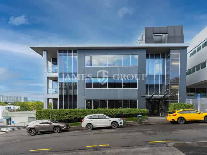LIGHT-FILLED 511M² OFFICE JUST OFF COLLEGE HILL