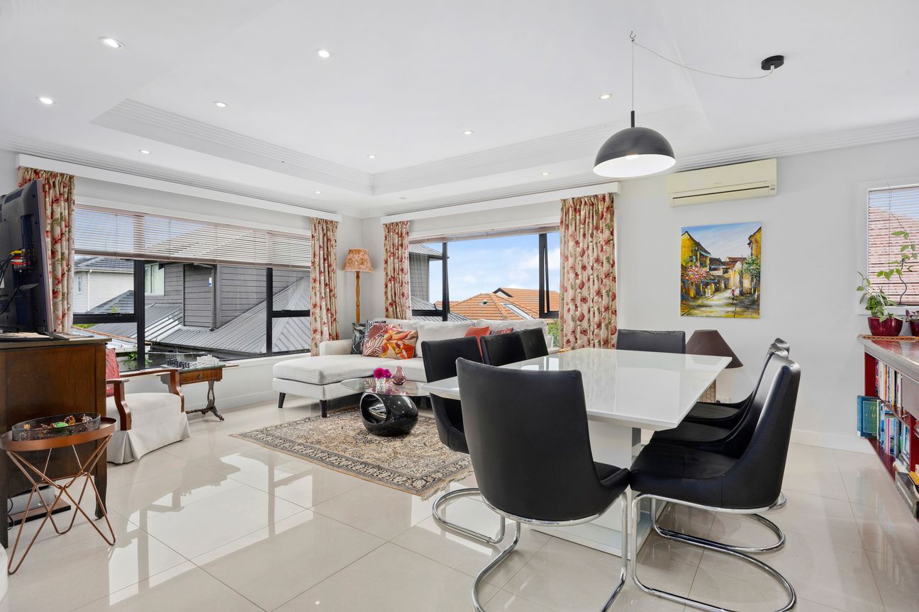 TOP DECILE SCHOOL - LARGE FAMILY HOME - Aanzicht 2