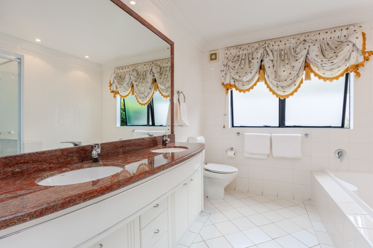 TOP DECILE SCHOOL - LARGE FAMILY HOME - Aanzicht 5