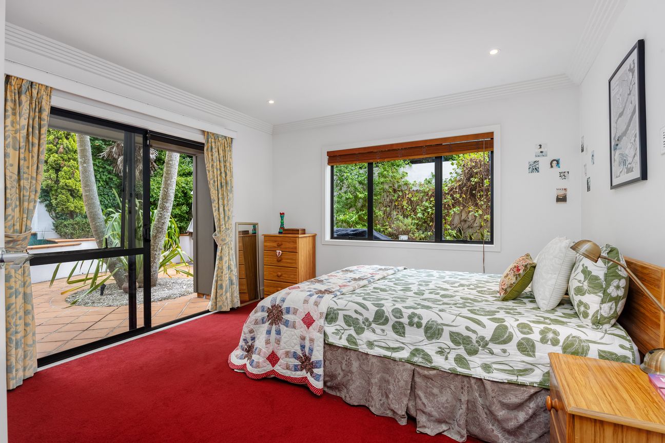 TOP DECILE SCHOOL - LARGE FAMILY HOME - Aanzicht 4