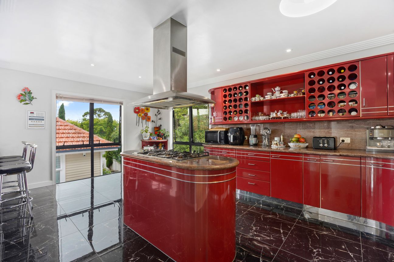 TOP DECILE SCHOOL - LARGE FAMILY HOME - Aanzicht 3