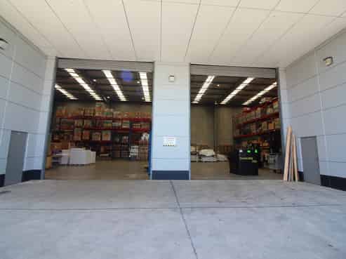 High quality standalone office/warehouse facility