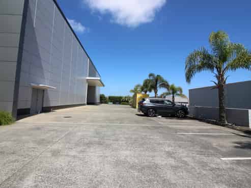 High quality standalone office/warehouse facility