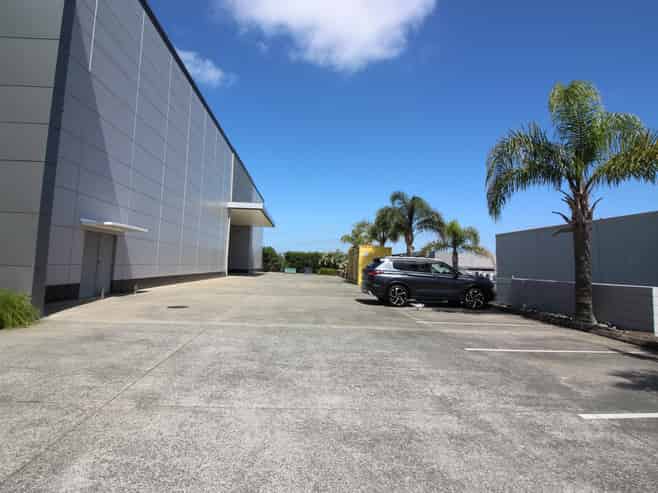 High quality standalone office/warehouse facility