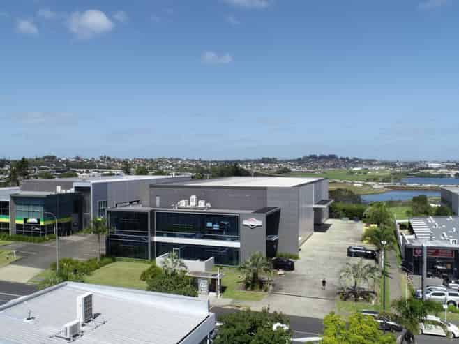 High quality standalone office/warehouse facility