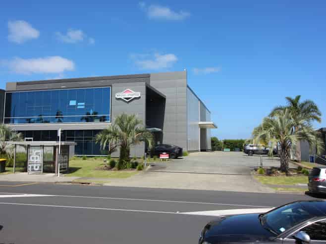 High quality standalone office/warehouse facility