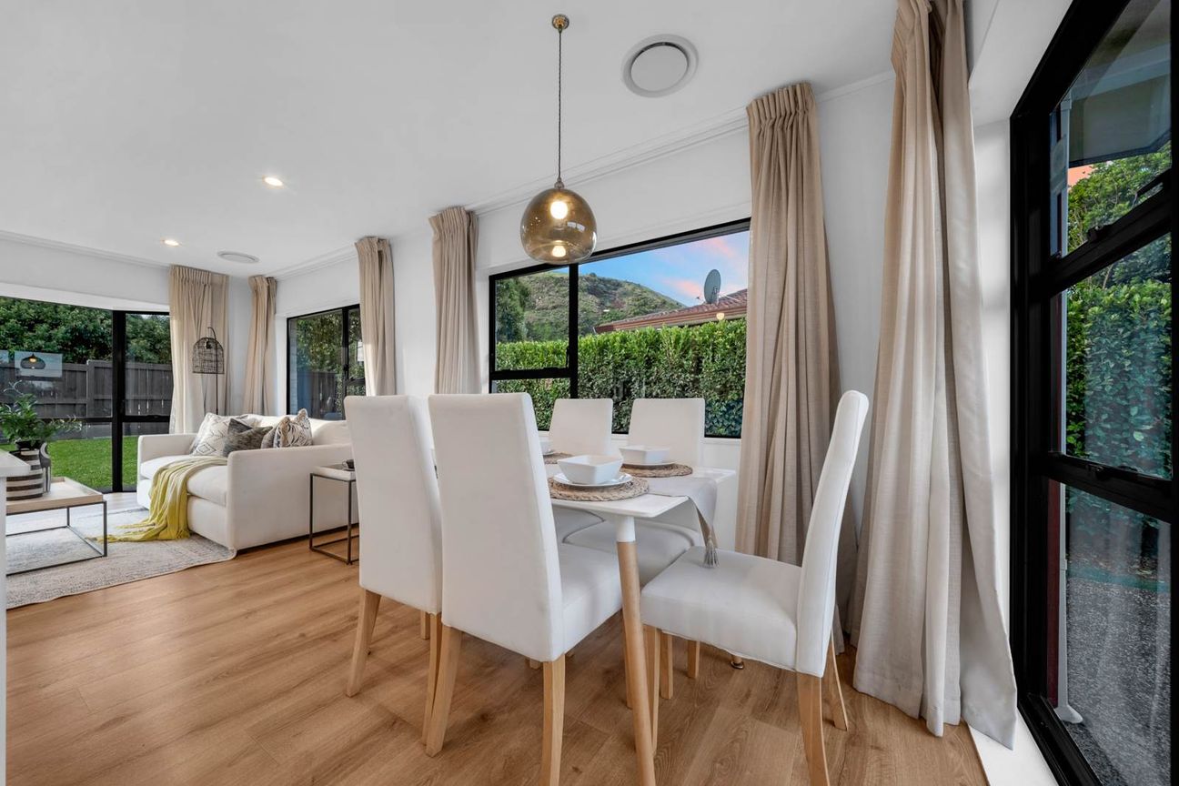 MODERN FREEHOLD & SINGLE LEVEL HOME - Więcej