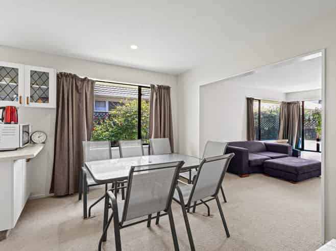 2/44 Division Street, Riccarton