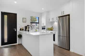 8 Whakahui Lane, Mangere Bridge