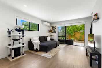 8 Whakahui Lane, Mangere Bridge