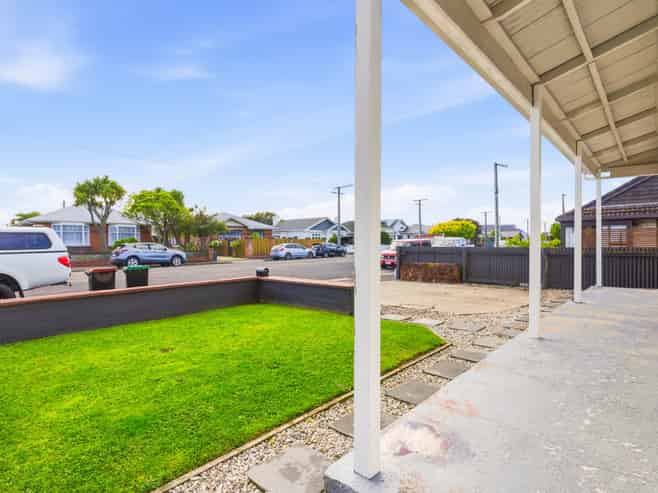 8 East Avenue, Saint Kilda