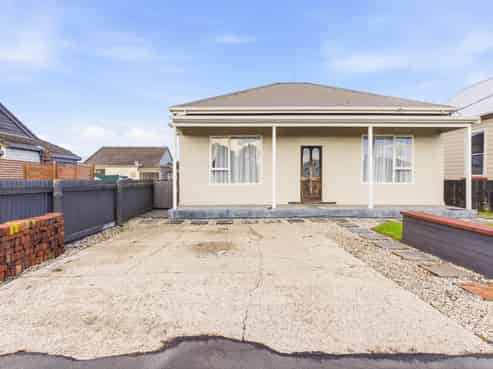 8 East Avenue, Saint Kilda