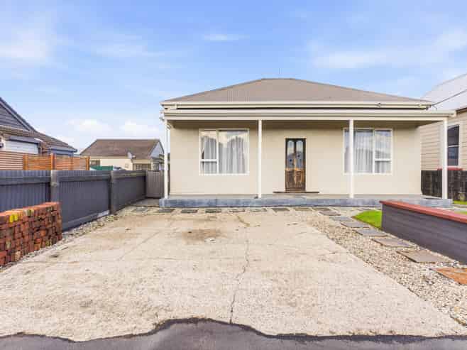 8 East Avenue, Saint Kilda