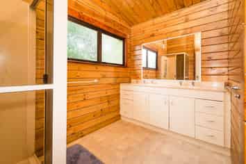 627 East Coast Road, Browns Bay