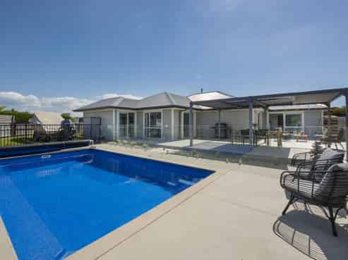 1 Benmore Crescent, Pyes Pa