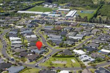 1 Benmore Crescent, Pyes Pa