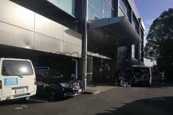 Greenlane Central Office 323m2 + 8 car parks