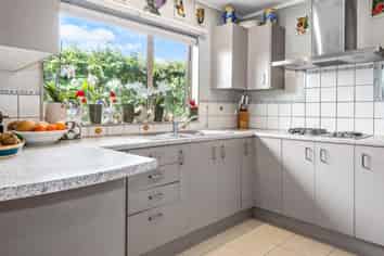 2A Royal View Road, Te Atatu South