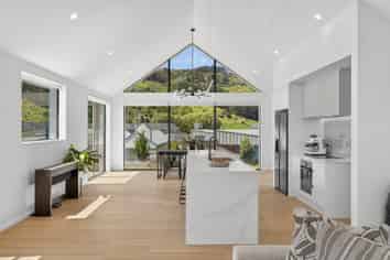 6 Round Hill Rise, Cracroft