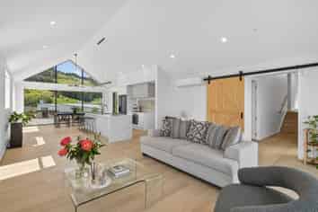 6 Round Hill Rise, Cracroft