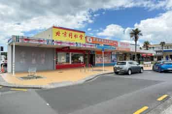 PROMINENT SHOP WITH CAR PARKING
