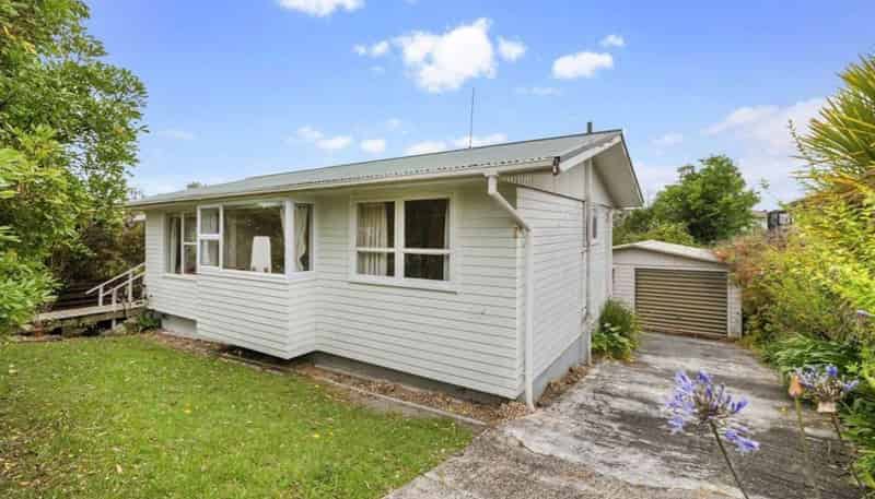 11 Albatross Road, Red Beach