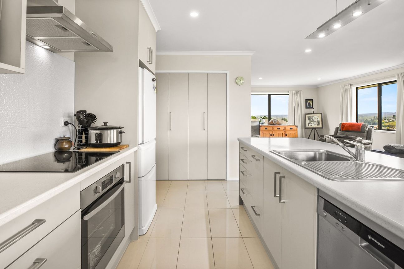 Modern Brick Home + Motivated Vendors = Opportunity - Widok 3