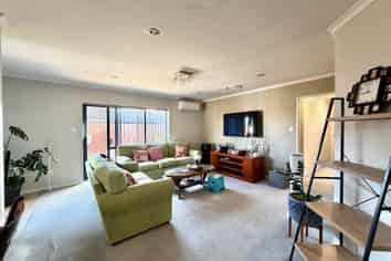 30 Nuneaton Drive, Flat Bush