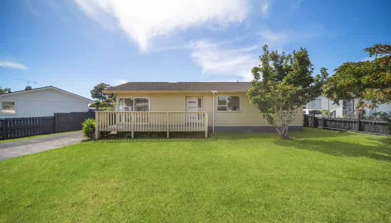 17  Sandrine Avenue, Clover Park