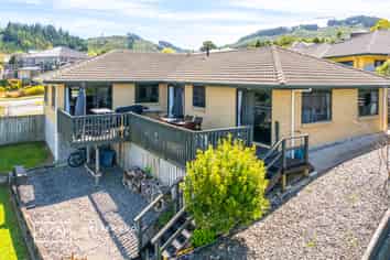 16 Kirton Drive, Riverstone Terraces