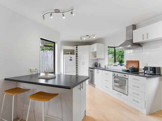 2/865 Beach Road, Waiake