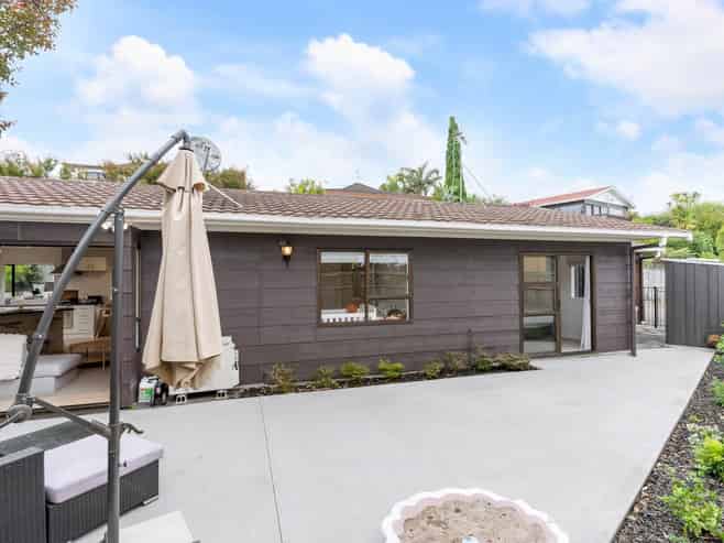 2/865 Beach Road, Waiake