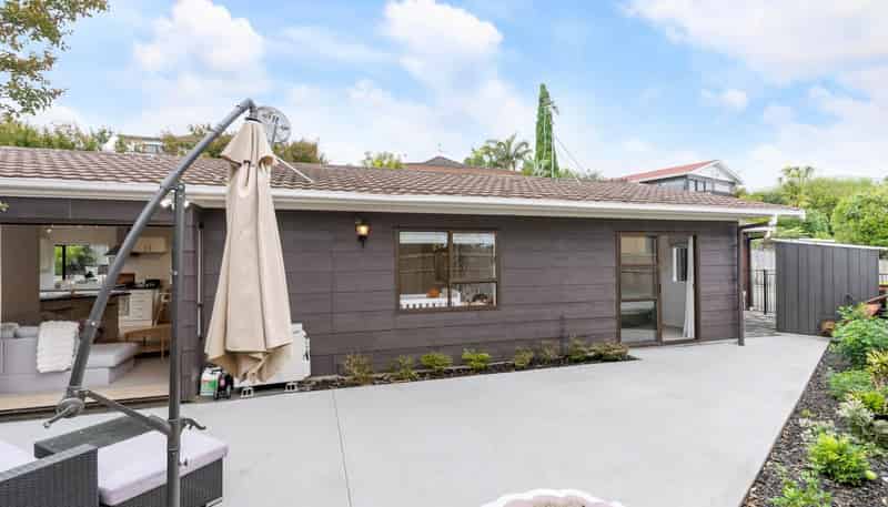 2/865 Beach Road, Waiake