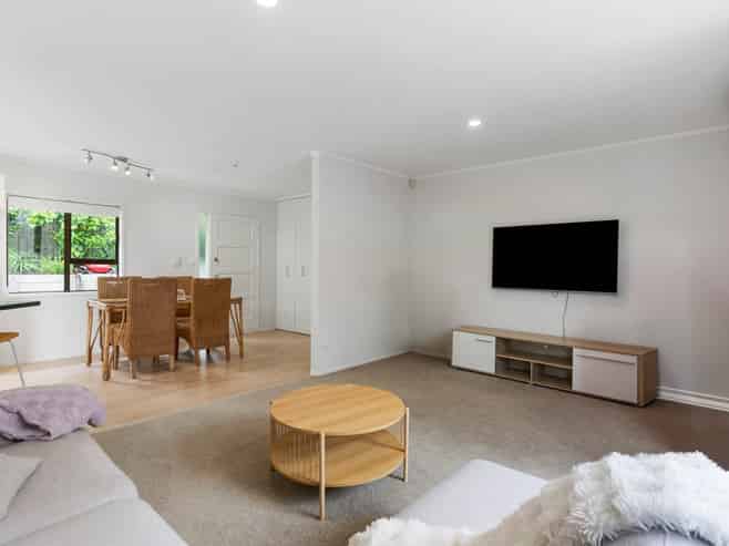 2/865 Beach Road, Waiake