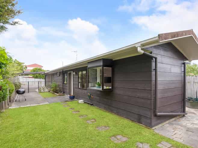 2/865 Beach Road, Waiake