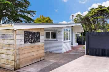 15 Bethells Road, Waitakere