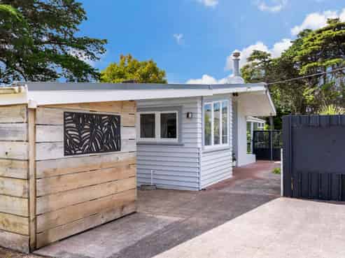 15 Bethells Road, Waitakere