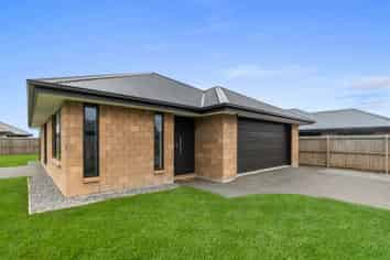 27 Lunn Crescent, LEESTON