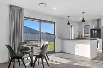 27 Lunn Crescent, LEESTON